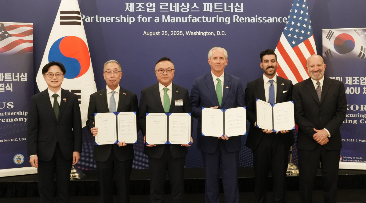 ▲ 25일(현지시간) 미국 워싱턴 D.C.에서 ‘한미 비즈니스 라운드 테이블’ 직후 진행된 SMR 사업협력을 위한 양해각서(MOU) 체결식에서 참석자들이 기념촬영을 하고 있다. 왼쪽부터 김정관 산업통상자원부 장관, 박지원 두산에너빌리티 회장, 황주호 한수원 사장, 클레이 셀 엑스-에너지 CEO, 섀넌 켈로그 AWS 부사장, 하워드 러트닉 미국 상무부 장관. (두산에너빌리티)