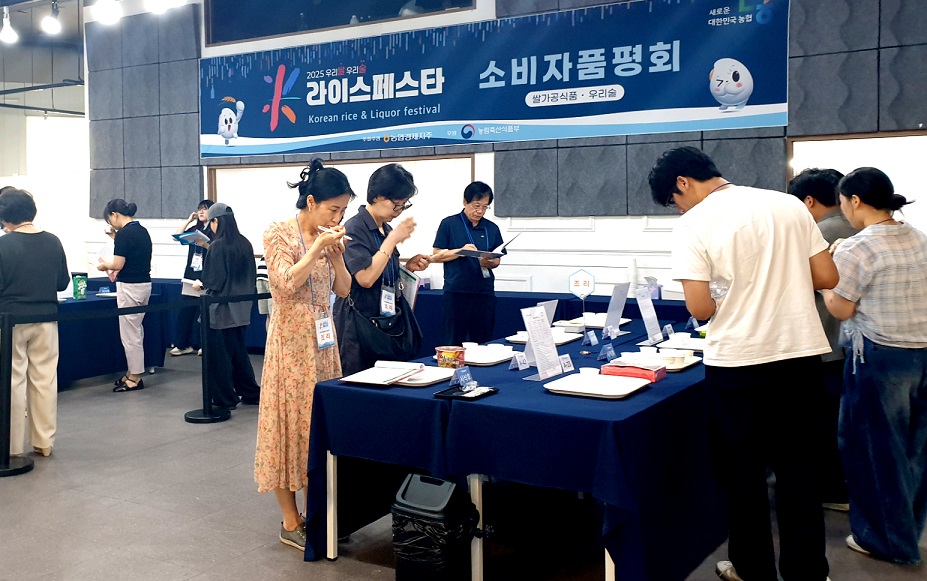 ▲20~24일 열린 '2025 우리쌀·우리술 K-라이스페스타' 품평회에서 식품 관련 학과 교수, 국가대표 전통주 소믈리에 등으로 구성된 31명의 평가위원단이 국내 470여 개의 업체가 국산 쌀을 활용한 시판 제품 총 787점(우리술 506점, 쌀 가공식품 281점)을 살펴보고 있다. (사진제공=농협중앙회)