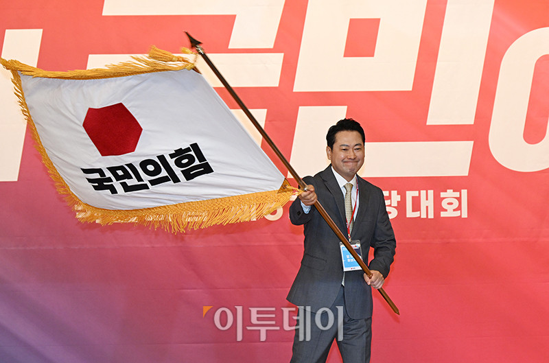 ▲장동혁 국민의힘 신임 당대표가 26일 서울 여의도 국회 도서관에서 열린 제6차 전당대회 결선에서 당기를 흔들고 있다. 고이란 기자 photoeran@