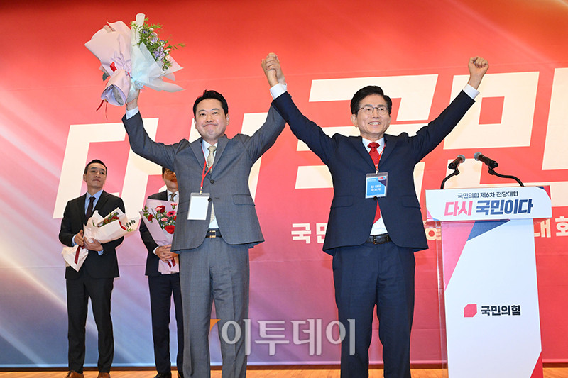 ▲장동혁(왼쪽) 국민의힘 신임 당대표가 26일 국회 도서관에서 열린 전당대회 결선장에서 낙선한 김문수 후보와 기념촬영을 하고 있다. 고이란 기자 photoeran@