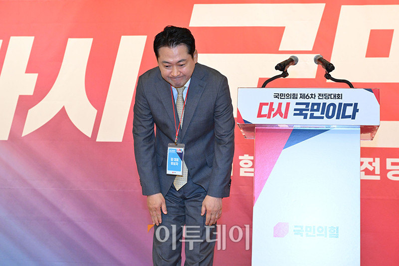 ▲국민의힘 당 대표로 선출된 장동혁 후보가 26일 국회 도서관에서 열린 전당대회 결선장에서 고개 숙여 지지자들에게 인사하고 있다. 고이란 기자 photoeran@