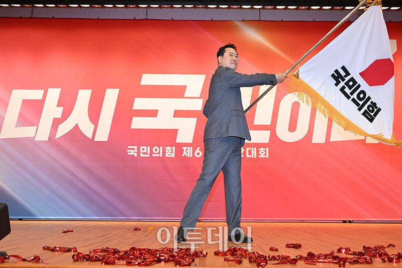 ▲장동혁 국민의힘 신임 당 대표가 26일 서울 여의도 국회도서관에서 열린 국민의힘 제6차 전당대회 결선에서 선출된 뒤 당기를 흔들고 있다. 고이란 기자 photoeran@