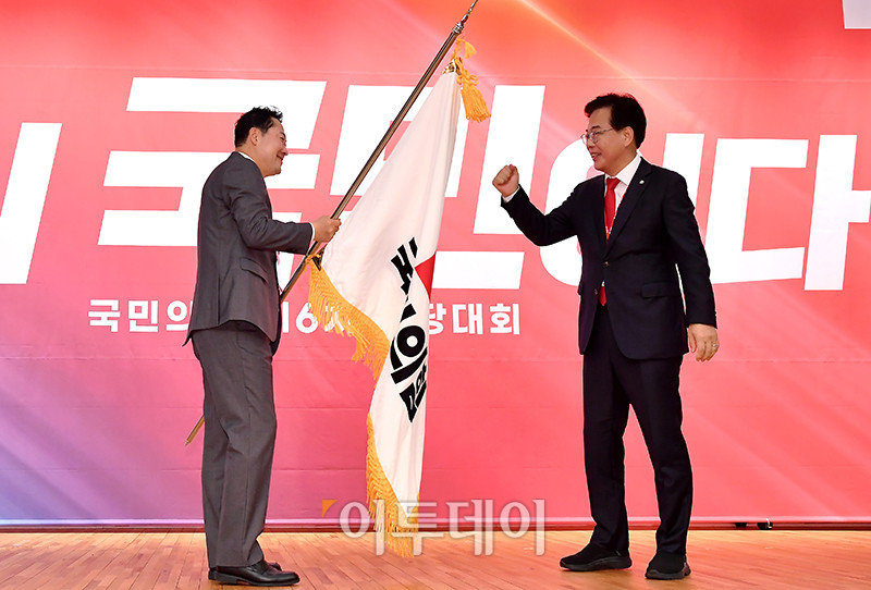 ▲장동혁(왼쪽) 국민의힘 신임 당대표가 26일 서울 여의도 국회 도서관에서 열린 제6차 전당대회 결선에서 송언석 비대위원장 겸 원내대표에게 당기를 건네 받고 있다. 고이란 기자 photoeran@