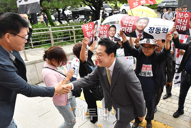 ▲장동혁 국민의힘 당 대표 후보가 26일 서울 여의도 국회 도서관에서 열린 제6차 전당대회 결선에 앞서 지지자들과 인사를 나누고 있다. 고이란 기자 photoeran@