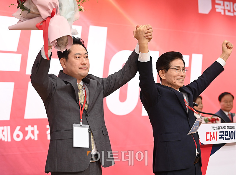 ▲장동혁(왼쪽) 국민의힘 신임 당대표가 26일 서울 여의도 국회 도서관에서 열린 제6차 전당대회 결선에서 김문수 당대표 낙선자와 기념촬영을 하고 있다. 고이란 기자 photoeran@