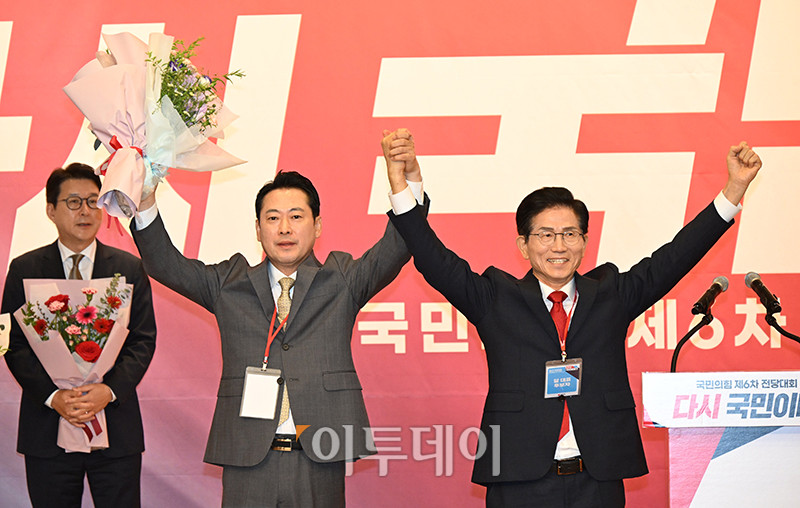 ▲장동혁(왼쪽) 국민의힘 신임 당대표가 26일 서울 여의도 국회 도서관에서 열린 제6차 전당대회 결선에서 낙선한 김문수 후보와 기념촬영을 하고 있다. 고이란 기자 photoeran@