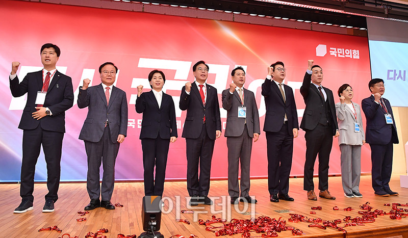 ▲장동혁(가운데) 국민의힘 신임 당대표와 최고위원 등 새 지도부가 26일 국회 도서관에서 열린 전당대회 결선장에서 ‘파이팅’을 외치고 있다. 고이란 기자 photoeran@