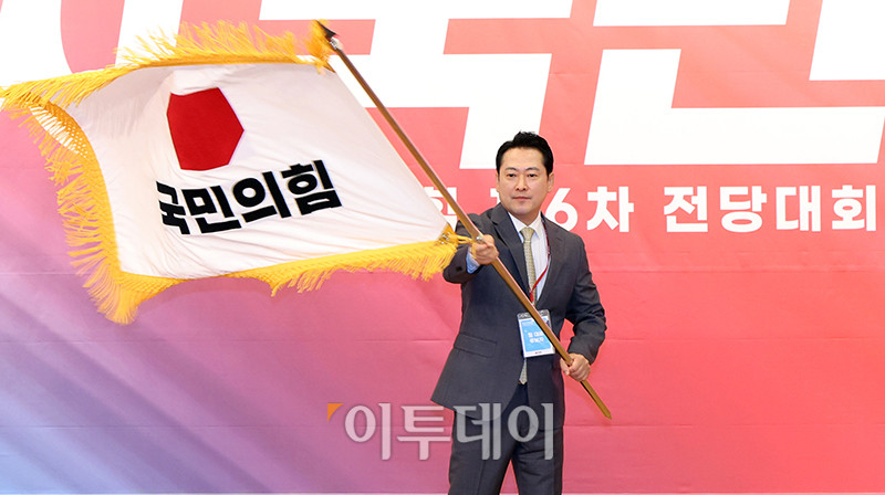▲장동혁 국민의힘 신임 당대표가 26일 서울 여의도 국회 도서관에서 열린 제6차 전당대회 결선에서 당기를 흔들고 있다. 고이란 기자 photoeran@