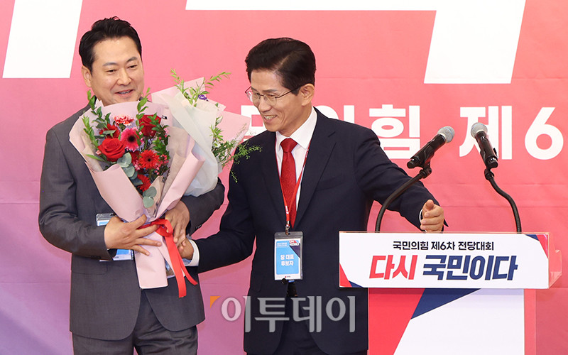 ▲장동혁(왼쪽) 국민의힘 신임 당대표가 26일 서울 여의도 국회 도서관에서 열린 제6차 전당대회 결선에서 낙선한 김문수에게 축하받고 있다. 고이란 기자 photoeran@