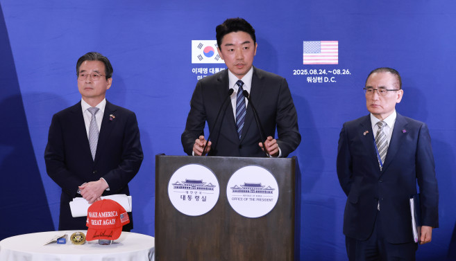 ▲김용범 대통령실 정책실장(왼쪽부터), 강훈식 대통령 비서실장, 위성락 국가안보실장이 25일(현지시간) 미국 워싱턴DC의 한국프레스센터가 마련된 호텔에서 이재명 대통령과 도널드 트럼프 미국 대통령의 한미정상회담 관련 브리핑을 하고 있다. (연합뉴스)