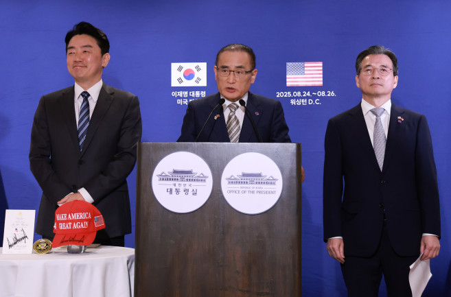 ▲강훈식 대통령 비서실장(왼쪽부터), 위성락 국가안보실장, 김용범 정책실장이 25일(현지시간) 미국 워싱턴DC의 한국프레스센터가 마련된 호텔에서 이재명 대통령과 도널드 트럼프 미국 대통령의 한미정상회담 관련 브리핑을 하고 있다. (연합뉴스)