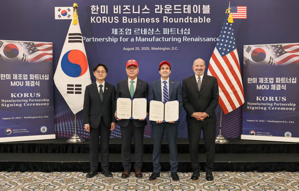 ▲한국수력원자력이 25일(현지시간) 미국 워싱턴DC에서 미국의 핵연료 및 서비스 공급사인 센트루스(Centrus Energy Corp.)와 우라늄 농축 투자 협력을 위한 양해각서 및 농축우라늄 공급물량 확대 계약을 체결했다. (왼쪽부터) 김정관 산업통상자원부 장관, 황주호 한국수력원자력 사장, 아미르 벡슬러(Amir Vexler) 센트루스 CEO, 하워드 러트닉(Howard Lutnick) 미국 상무부 장관. (사진제공=한국수력원자력)