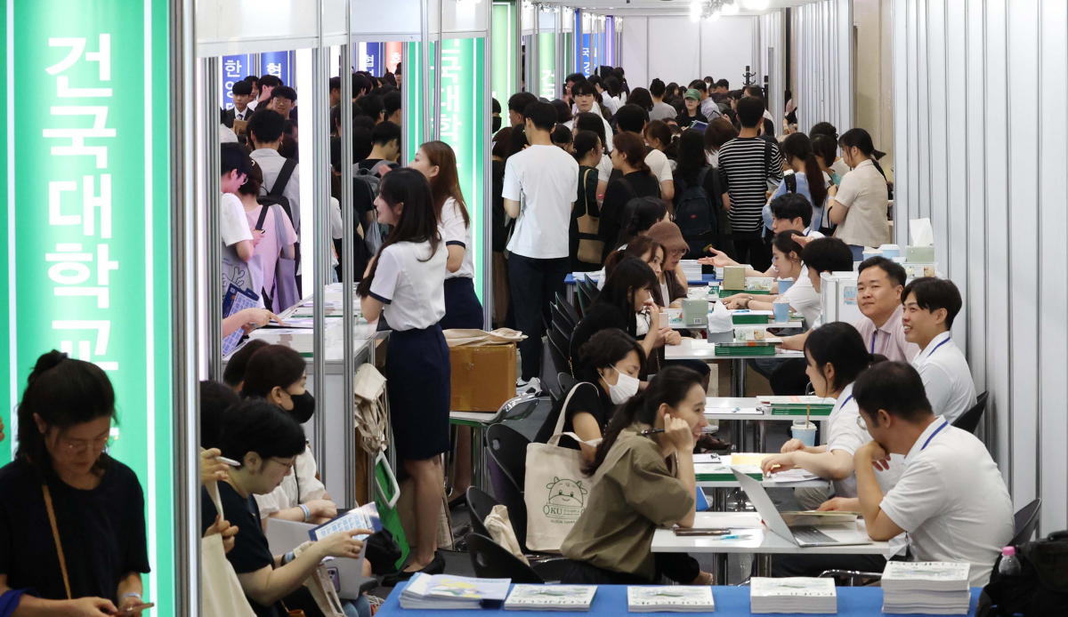 ▲서울 강남구 코엑스에서 열린 ‘2024학년도 수시 대학입학정보박람회’에서 학생과 학부모들이 입시 상담을 받고 있다. 22일까지 진행되는 수시 대학입학정보박람회에선 주요 수도권 대학과 지역 거점 국·공립대학 등 총 146개 대학이 참가, 대학별로 마련된 상담관에서 학생과 학부모에게 일대일 맞춤형 상담을 지원한다. 신태현 기자 holjjak@ (이투데이DB)