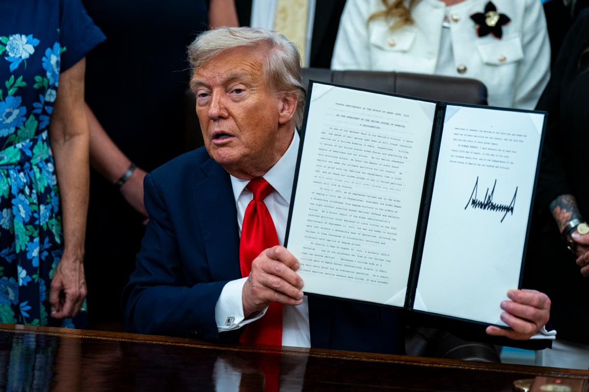 ▲도널드 트럼프 미국 대통령이 25일(현지시간) 백악관에서 행정명령 서명식을 열고 있다. 워싱턴D.C./UPI연합뉴스