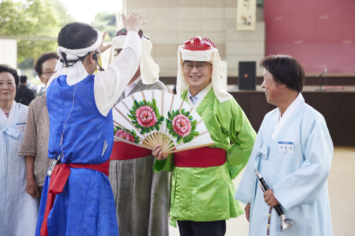 ▲김동연 경기도지사가 26일 양주별산대놀이마당에서 전통춤 ‘깨끼춤’을 배우며 부채를 들고 웃고 있다 (경기도)