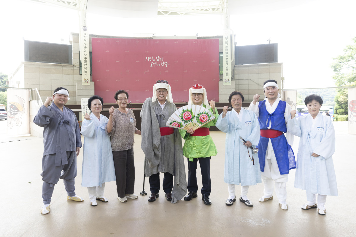 ▲김동연 경기도지사가 26일 양주별산대놀이마당에서 보존회 관계자들과 함께 기념촬영을 하고 있다. (경기도)