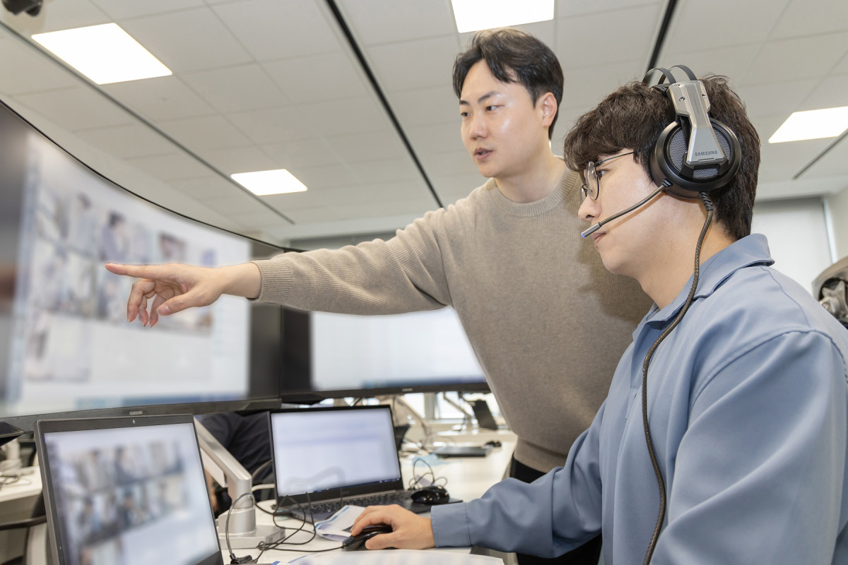 ▲4월 19일 삼성전자 인재개발원(경기도 용인)에서 삼성전자 감독관이               상반기 삼성직무적성검사 응시자를 대상으로 예비 소집을 진행하는 모습 (사진제공=삼성전자)