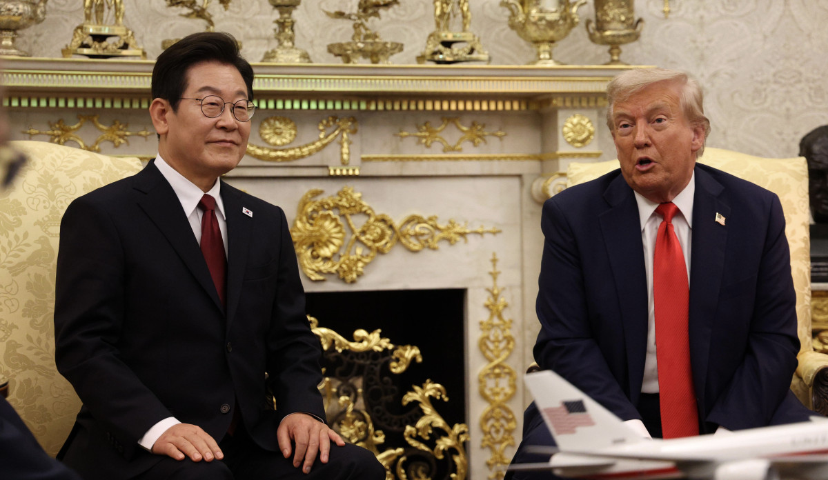 ▲이재명 대통령과 도널드 트럼프 미국 대통령이 25일(현지시간) 미국 워싱턴DC 백악관에서 한미 정상회담을 하고 있다.  (연합뉴스)