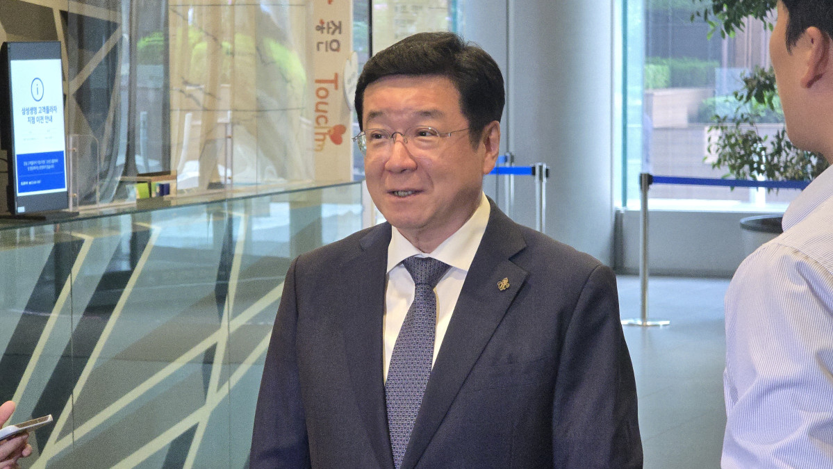 ▲이찬희 삼성 준법감시위원회 위원장이 26일 열린 정례회의에 앞서 기자들과 질의응답하고 있다. (자료출처=출입기자단)