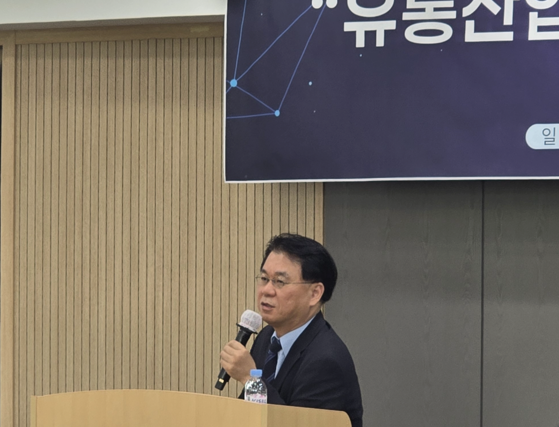 ▲26일 오후 서강대학교 마테오관에서 열린 한국유통법학회와 한국유통학회 공동 특별세미나에서 주제발표자로 나선 심재한 영남대법학전문대학원 교수가 '대금지급기일 단축 쟁점'을 주제로 발표를 하고 있다.  (배근미 기자 @athena3507)