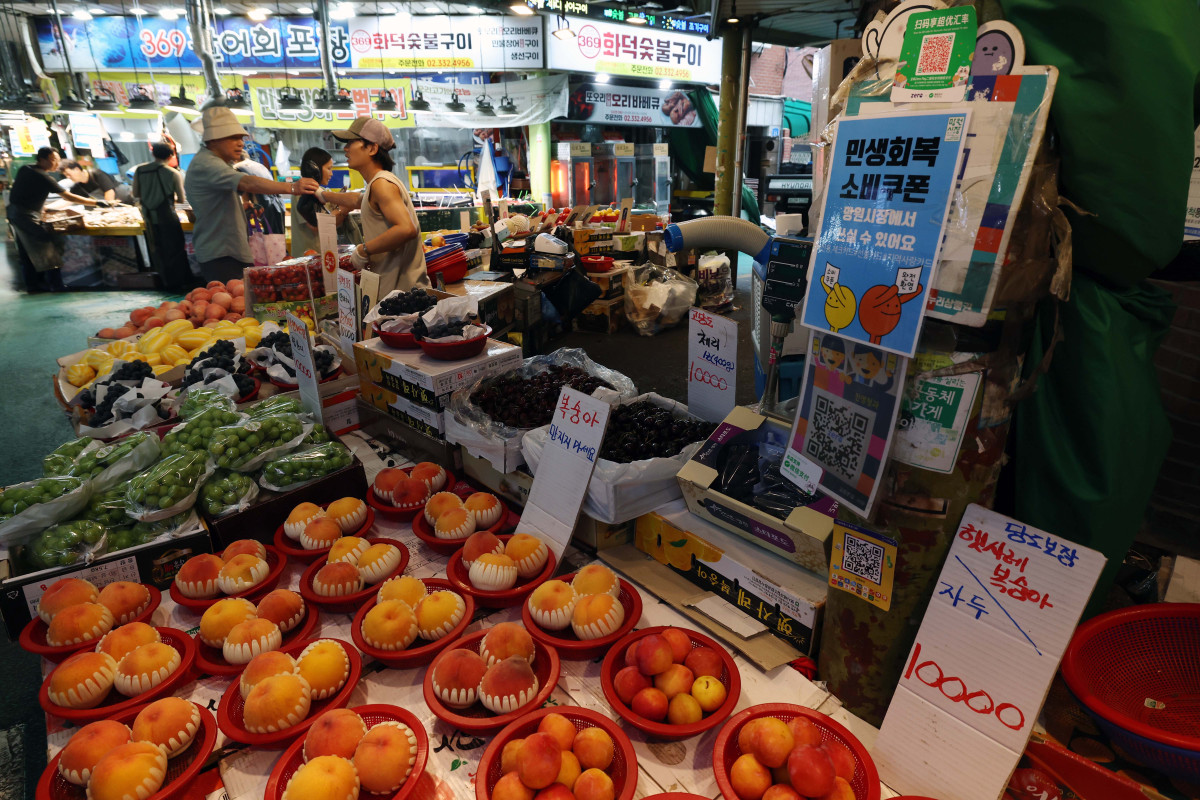 ▲‘민생회복 소비쿠폰’ 효과 등으로 8월 민간 소비 심리가 7년7개월 만에 최고치를 기록했다. 26일 한국은행의 ‘소비자동향조사’에 따르면 8월 소비자심리지수(CCSI)는 111.4로 7월(110.8)보다 0.6포인트 오르며 2018년 1월(111.6) 이후 가장 높은 수치를 기록했다. 지수는 지난해 12월 비상계엄으로 12.5포인트 급락한 뒤 보합세를 이어가다 4월 이후 상승세를 보였다. 이날 서울 마포구 망원시장에서 시민들이 장을 보고 있다. 신태현 기자 holjjak@