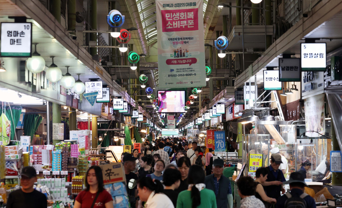 ▲‘민생회복 소비쿠폰’ 효과 등으로 8월 민간 소비 심리가 7년7개월 만에 최고치를 기록했다. 26일 한국은행의 ‘소비자동향조사’에 따르면 8월 소비자심리지수(CCSI)는 111.4로 7월(110.8)보다 0.6포인트 오르며 2018년 1월(111.6) 이후 가장 높은 수치를 기록했다. 지수는 지난해 12월 비상계엄으로 12.5포인트 급락한 뒤 보합세를 이어가다 4월 이후 상승세를 보였다. 이날 서울 마포구 망원시장에서 시민들이 장을 보고 있다. 신태현 기자 holjjak@