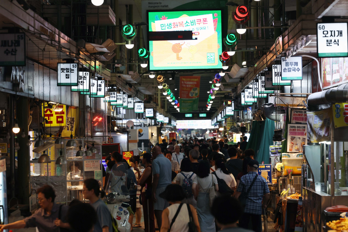 ▲‘민생회복 소비쿠폰’ 효과 등으로 8월 민간 소비 심리가 7년7개월 만에 최고치를 기록했다. 26일 한국은행의 ‘소비자동향조사’에 따르면 8월 소비자심리지수(CCSI)는 111.4로 7월(110.8)보다 0.6포인트 오르며 2018년 1월(111.6) 이후 가장 높은 수치를 기록했다. 지수는 지난해 12월 비상계엄으로 12.5포인트 급락한 뒤 보합세를 이어가다 4월 이후 상승세를 보였다. 이날 서울 마포구 망원시장에서 시민들이 장을 보고 있다. 신태현 기자 holjjak@