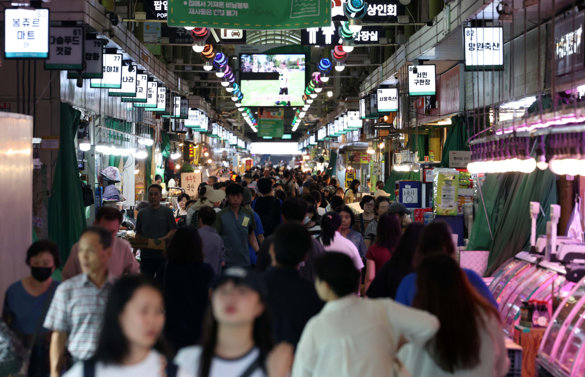 ▲‘민생회복 소비쿠폰’ 효과 등으로 8월 민간 소비 심리가 7년7개월 만에 최고치를 기록했다. 26일 한국은행의 ‘소비자동향조사’에 따르면 8월 소비자심리지수(CCSI)는 111.4로 7월(110.8)보다 0.6포인트 오르며 2018년 1월(111.6) 이후 가장 높은 수치를 기록했다. 지수는 지난해 12월 비상계엄으로 12.5포인트 급락한 뒤 보합세를 이어가다 4월 이후 상승세를 보였다. 이날 서울 마포구 망원시장에서 시민들이 장을 보고 있다. 신태현 기자 holjjak@