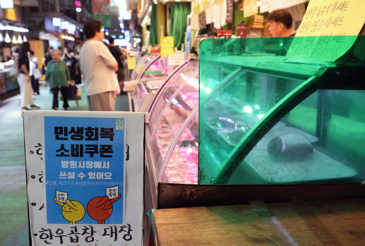 ▲‘민생회복 소비쿠폰’ 효과 등으로 8월 민간 소비 심리가 7년7개월 만에 최고치를 기록했다. 26일 한국은행의 ‘소비자동향조사’에 따르면 8월 소비자심리지수(CCSI)는 111.4로 7월(110.8)보다 0.6포인트 오르며 2018년 1월(111.6) 이후 가장 높은 수치를 기록했다. 지수는 지난해 12월 비상계엄으로 12.5포인트 급락한 뒤 보합세를 이어가다 4월 이후 상승세를 보였다. 이날 서울 마포구 망원시장에서 시민들이 장을 보고 있다. 신태현 기자 holjjak@