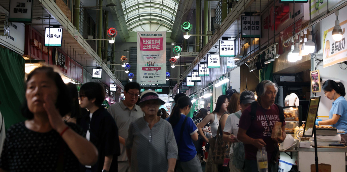 ▲‘민생회복 소비쿠폰’ 효과 등으로 8월 민간 소비 심리가 7년7개월 만에 최고치를 기록했다. 26일 한국은행의 ‘소비자동향조사’에 따르면 8월 소비자심리지수(CCSI)는 111.4로 7월(110.8)보다 0.6포인트 오르며 2018년 1월(111.6) 이후 가장 높은 수치를 기록했다. 지수는 지난해 12월 비상계엄으로 12.5포인트 급락한 뒤 보합세를 이어가다 4월 이후 상승세를 보였다. 이날 서울 마포구 망원시장에서 시민들이 장을 보고 있다. 신태현 기자 holjjak@