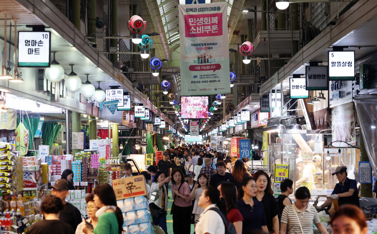 ▲서울 마포구 망원시장에서 시민들이 장을 보고 있다. 신태현 기자 holjjak@