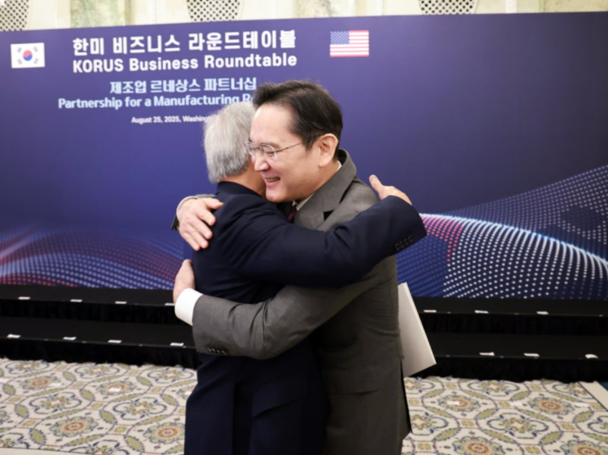 ▲이재용(오른쪽) 삼성전자 회장이 25일(현지시간) 미국 워싱턴DC 윌라드 호텔에서 열린 한미 비즈니스 라운드 테이블에서 젠슨 황 엔비디아 최고경영자와 포옹하고 있다.  (연합뉴스)