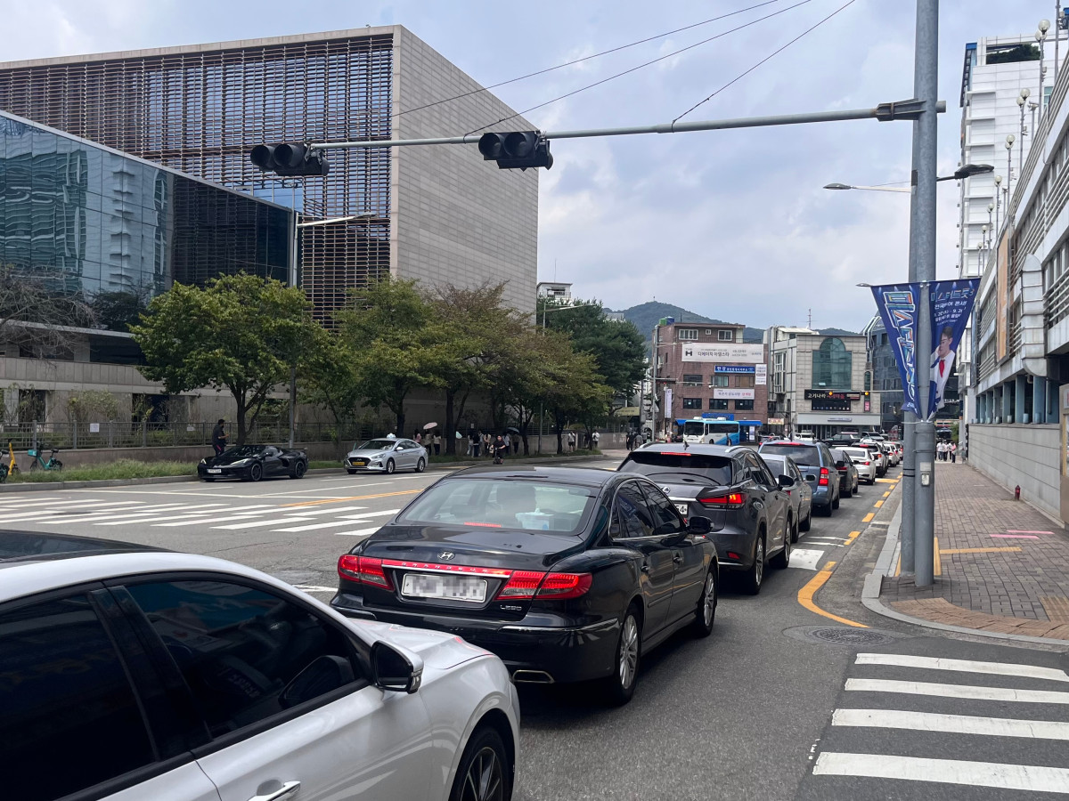 ▲디에이치 아델스타 단지 예정지 바로 앞에 길게 늘어선 차량 행렬. 코스트코 주차장으로 들어가기 위한 차량들이다. 좌측에는 LG전자 서초 R&D 캠퍼스가 있다. (정유정 기자 @oiljung)