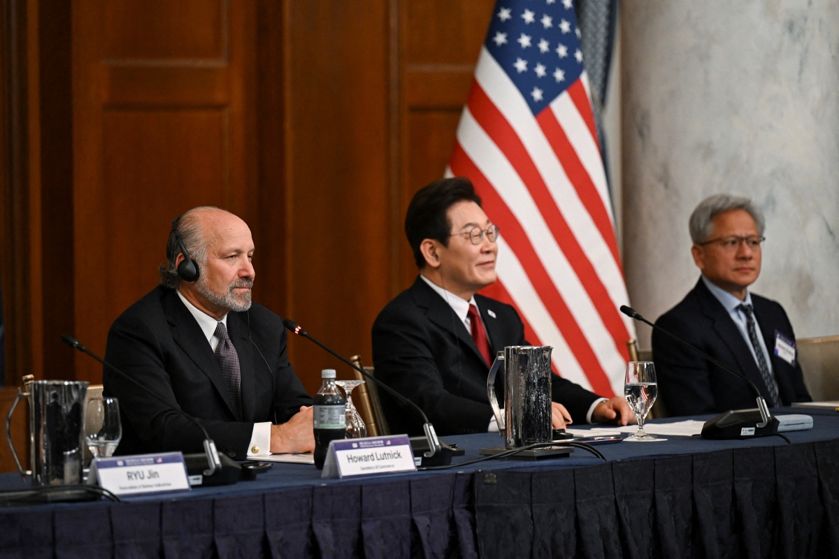 ▲하워드 러트닉(왼쪽) 미국 상무장관이 이재명 대통령이 참석한 한미 비즈니스 라운드테이블에 함께하고 있다. 워싱턴D.C./로이터연합뉴스