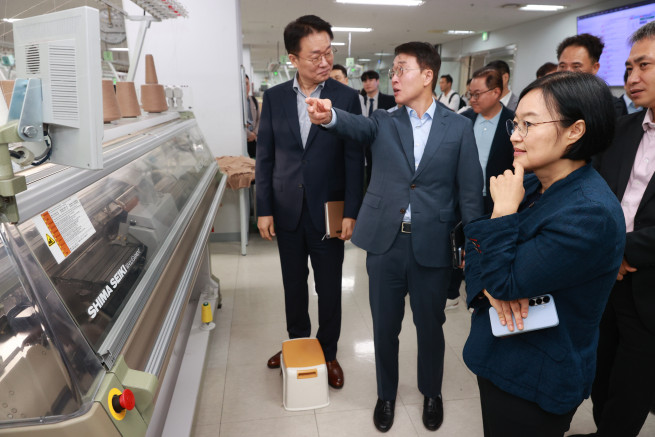 ▲한성숙 중소벤처기업부 장관이 14일 서울 금천구 (주)아이디모드를 방문해 생산시설을 둘러보고 있다. (사진제공=중소벤처기업부)