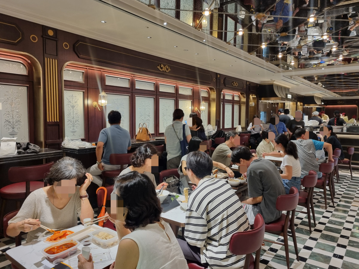 ▲8월 26일 오전 11시 30분께 신세계 강남점 식품관 프리미엄 델리 전문관 내 마련된 좌석에 앉아 사람들이 다양한 음식을 즐기고 있다. (유하영 기자 haha@)