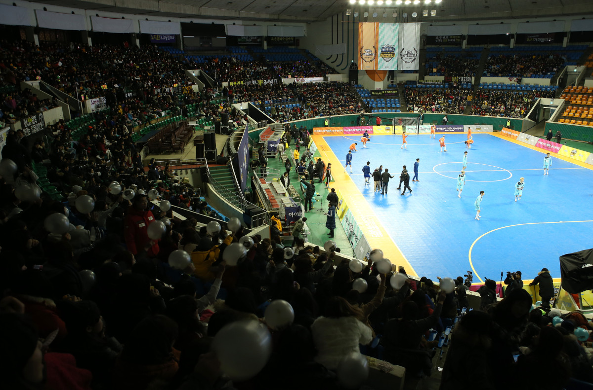 ▲2014년 1월 13일 서울 송파구 잠실 학생체육관에서 열린 아이돌스타 육상ㆍ양궁ㆍ풋살ㆍ컬링 선수권대회에서 팬들이 환호하고 있다. (연합뉴스)