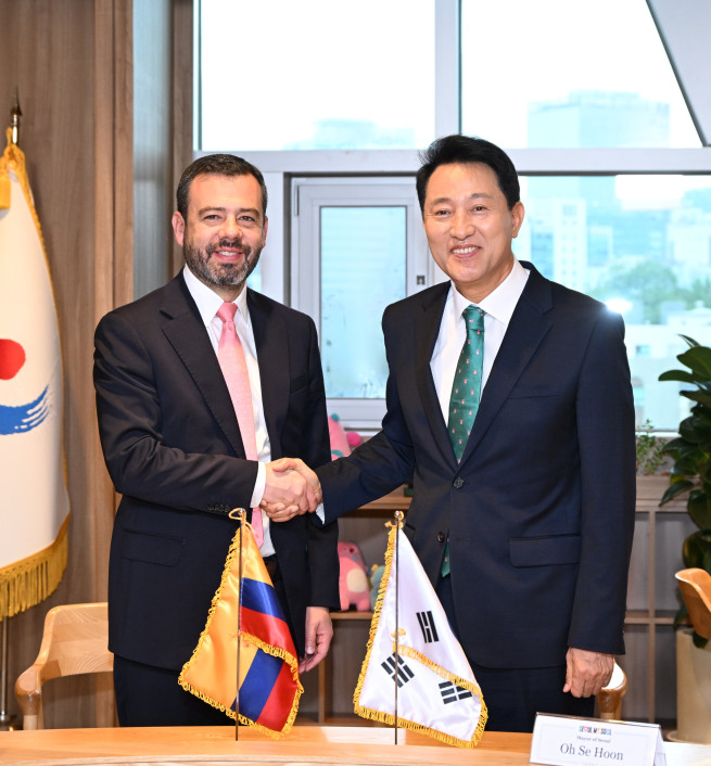 ▲오세훈 서울시장이 26일 카를로스 페르난도 갈란 보고타시장과 면담 후 기념사진을 촬영하고 있다. (사진제공=서울시)