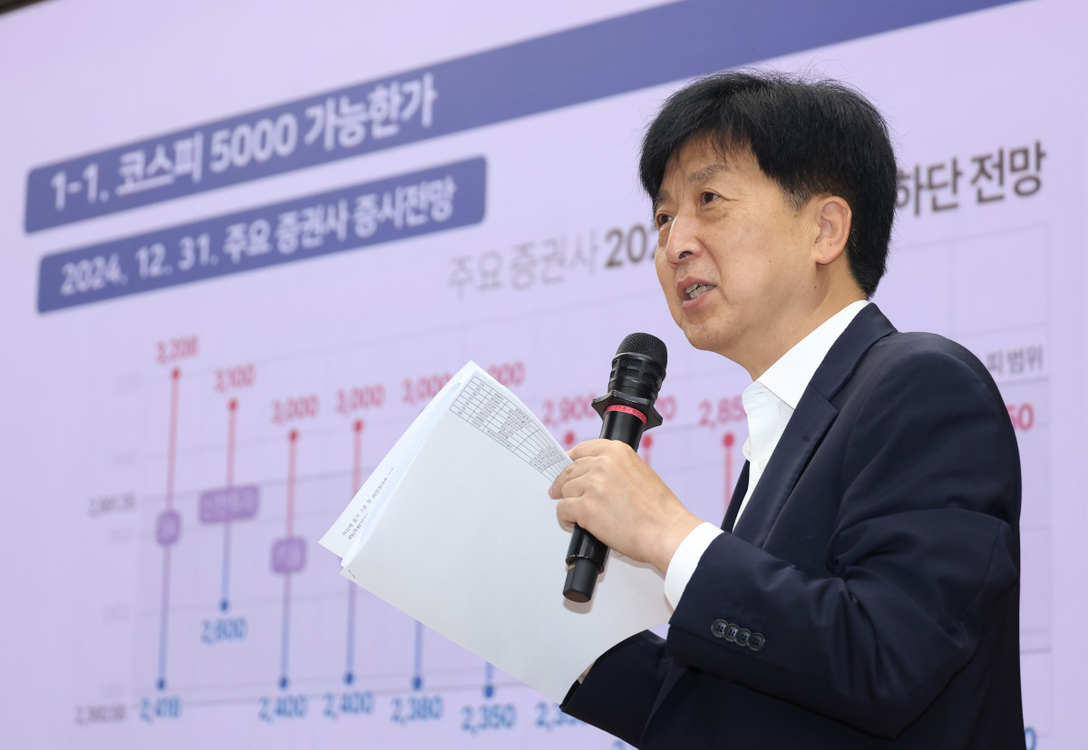 ▲오기형 더불어민주당 코스피5000특위 위원장이 8월 15일 서울 여의도 국회 의원회관에서 열린 '경제는 민주당' 특강에서 '코리아 디스카운트를 넘어 코리아 프리미엄으로'를 주제로 강연하고 있다. (사진=뉴시스)