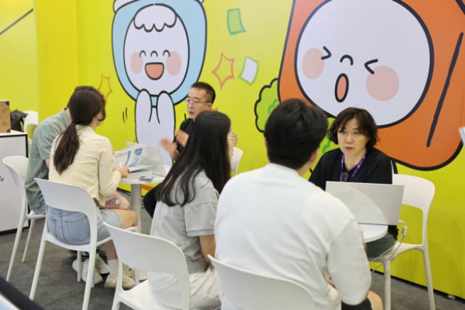 ▲LH주거복지정보 상담사들이 베이비페어 현장에서 신혼부부에게 주거상담을 제공하고 있다.  (사진제공=LH주거복지정보)