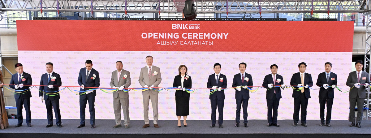 ▲(왼쪽 5번째부터) 비탈리 뚜투시킨 카자흐스탄 중앙은행 부총재, 마지나 아빌카시모바 카자흐스탄 금융감독원장, 빈대인 BNK금융그룹 회장, 김성주 BNK캐피탈 대표, 방성빈 BNK부산은행장, 김정훈 KOTRA 관장   (사진제공=BNK금융그룹)