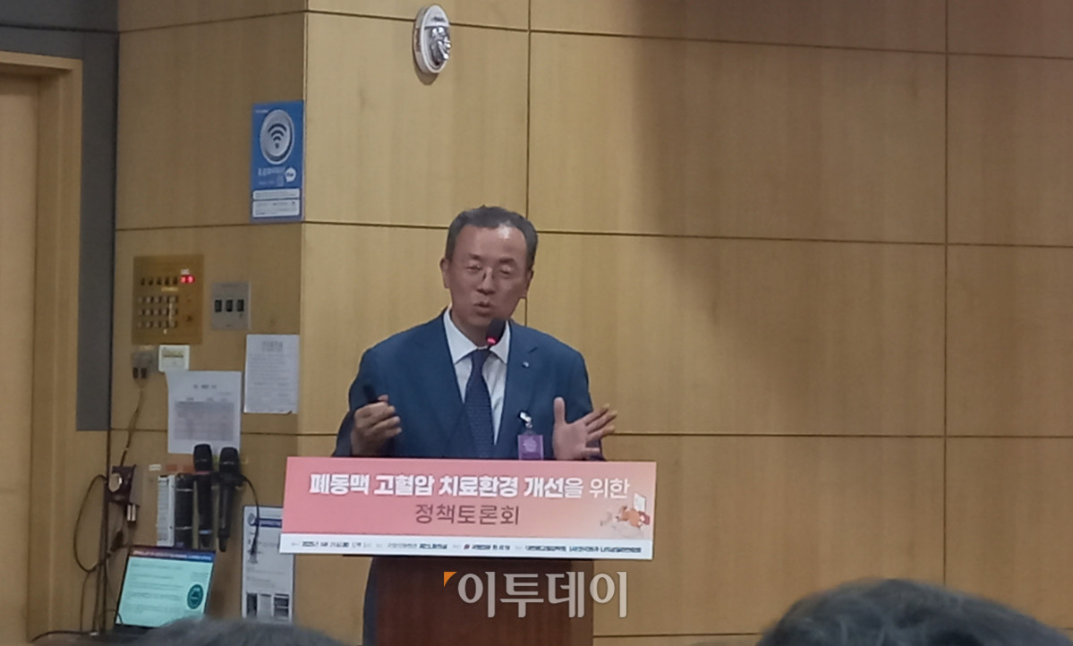 ▲정욱진 대한폐고혈압학회 회장(가천대 길병원 심장내과 교수)이 26일 서울 여의도 국회에서 대한폐고혈압학회, 한국희귀·난치성질환연합회 주관, 한지아 국민의힘 의원 주최로 열린 ‘폐동맥고혈압 치료환경 개선을 위한 정책토론회’에 참석해 발표 중이다. (한성주 기자 hsj@)