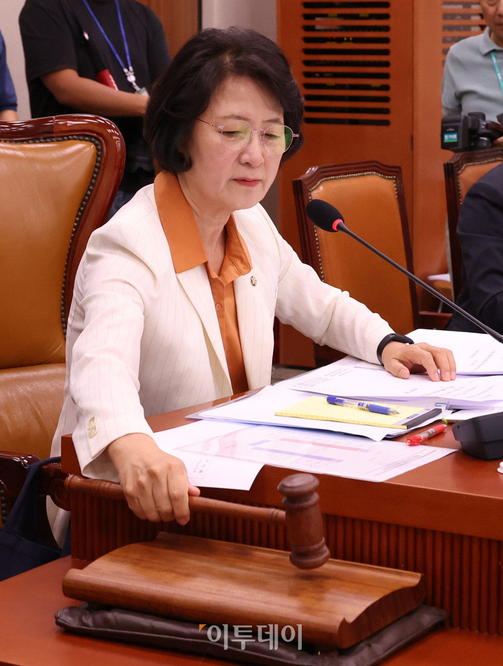 ▲26일 서울 여의도 국회에서 열린 법제사법위원회 전체회의에서 추미애 위원장이 의사봉을 두드리고 있다. 고이란 기자 photoeran@