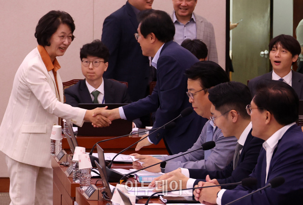▲26일 서울 여의도 국회에서 열린 법제사법위원회 전체회의에서 추미애(왼쪽) 위원장이 박형수 국민의힘 간사와 인사하고 있다. 고이란 기자 photoeran@