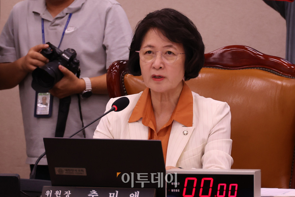 ▲26일 서울 여의도 국회에서 열린 법제사법위원회 전체회의에서 추미애 위원장이 인사말을 하고 있다. 고이란 기자 photoeran@