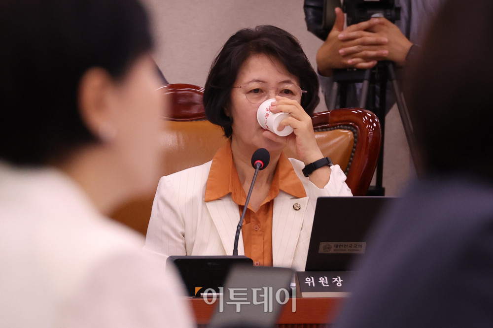 ▲26일 서울 여의도 국회에서 열린 법제사법위원회 전체회의에서 추미애 위원장이 물을 마시고 있다. 고이란 기자 photoeran@