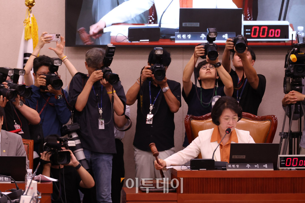 ▲26일 서울 여의도 국회에서 열린 법제사법위원회 전체회의에서 추미애 위원장이 의사봉을 두드리고 있다. 고이란 기자 photoeran@
