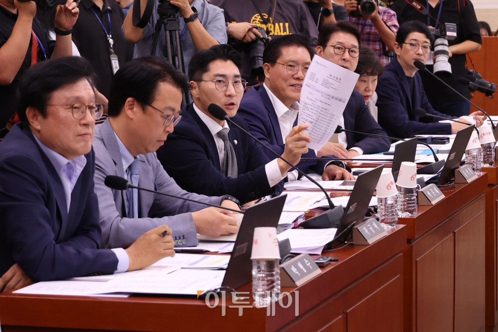 ▲26일 서울 여의도 국회에서 열린 법제사법위원회 전체회의에서 박준태 국민의힘 의원이 추미애 위원장에게 회의 진행과 관련해 항의를 하고 있다. 고이란 기자 photoeran@