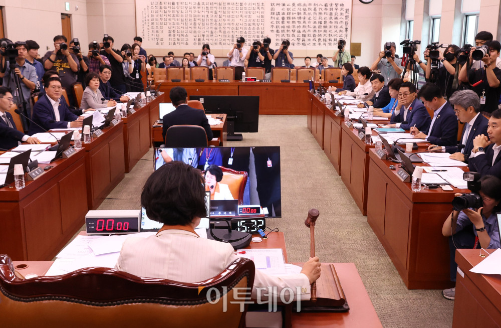 ▲26일 서울 여의도 국회에서 열린 법제사법위원회 전체회의에서 추미애 위원장이 의사봉을 두드리고 있다. 고이란 기자 photoeran@