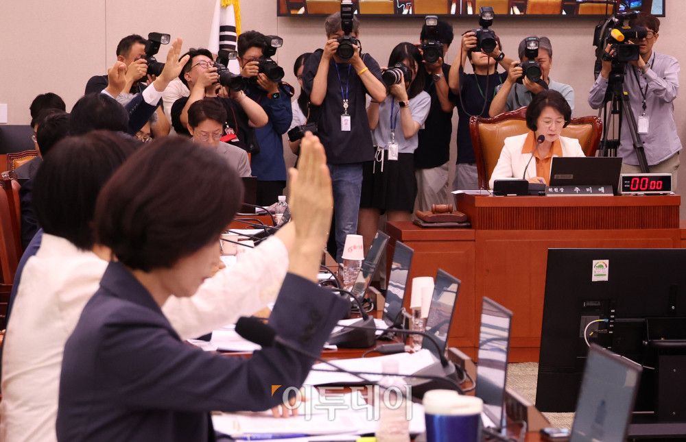 ▲26일 서울 여의도 국회에서 열린 법제사법위원회 전체회의에서 추미애 위원장이 현장검증 실시계획서 채택의 건 찬반 의사를 묻자 더불어민주당과 조국혁신당 의원들이 찬성의 뜻을 밝히고 있다. 고이란 기자 photoeran@